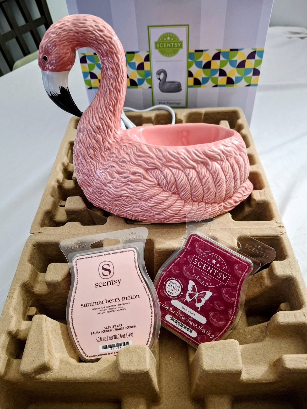 Scentsy NWT Pink Flamigo 18 Cm Warmer. Extras: Berry Tart/Summer Berry Wax Bar